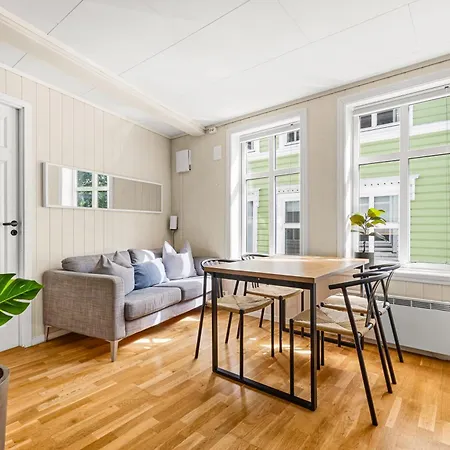 Charm - Right In The Center! *