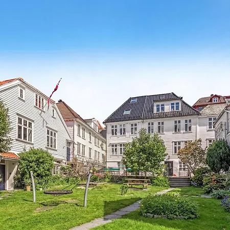 Charm - Right In The Center! * Bergen