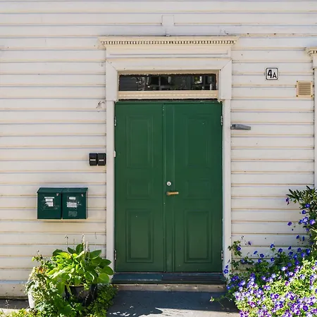 Charm - Right In The Center!